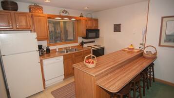 House | Dapur peribadi | Peti sejuk, ketuhar gelombang mikro, dapur, mesin basuh pinggan mangkuk