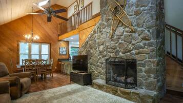House | Living room | Flat-screen TV, fireplace, DVD player