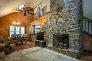 House | Living room | Flat-screen TV, fireplace, DVD player