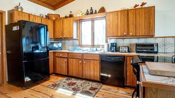 House | Private kitchen | Fridge, microwave, oven, stovetop