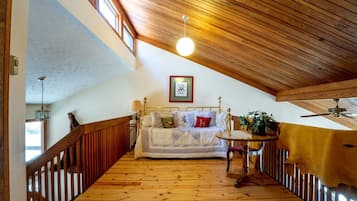 House | Living room | Flat-screen TV, fireplace, DVD player