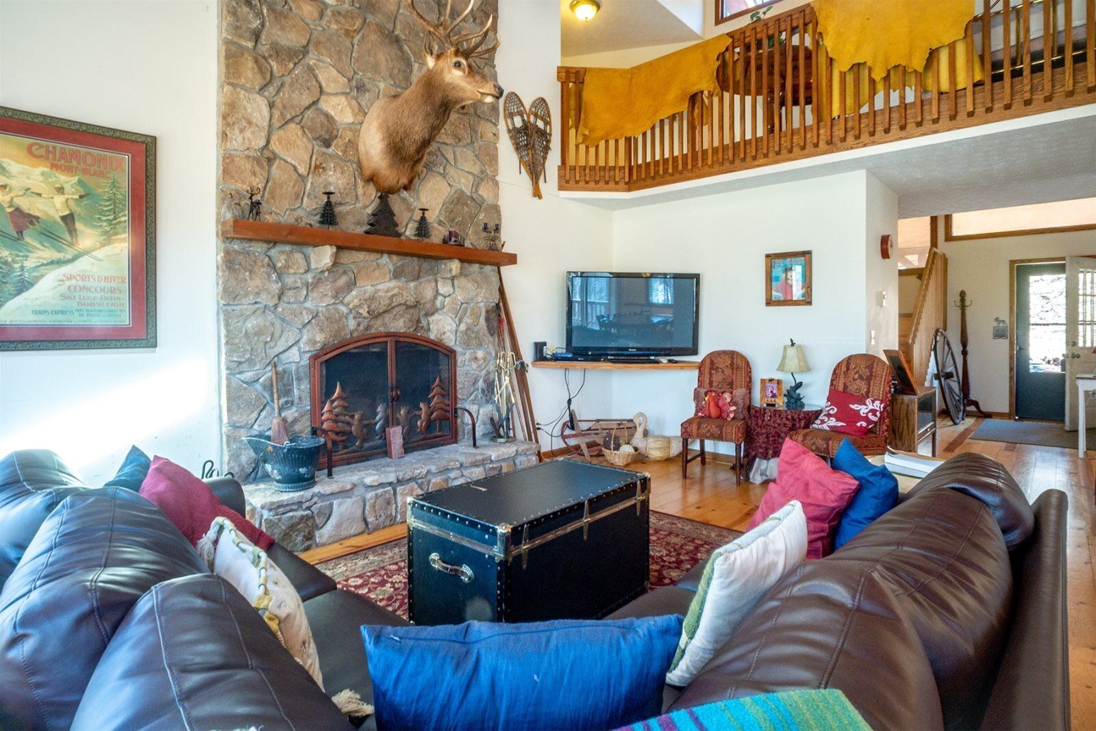 House | Living room | Flat-screen TV, fireplace, DVD player