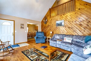 Casa | Sala de estar | Una televisión, una chimenea, un reproductor de DVD