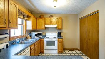 House | Private kitchen | Fridge, microwave, oven, stovetop
