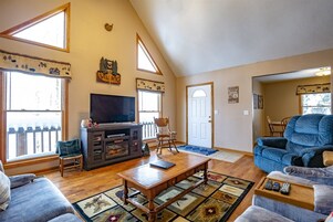 Casa | Sala de estar | Una televisión, una chimenea, un reproductor de DVD