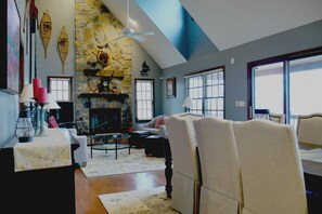 House | Living room | Flat-screen TV, fireplace, DVD player - Holiday House (Davis)