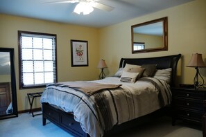 Talo | 4 makuuhuonetta, työpöytä, ilmainen Wi-Fi, vuodevaatteet