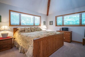 House | 3 bedrooms, desk, free WiFi