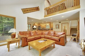 House | Living room | Flat-screen TV, fireplace, DVD player