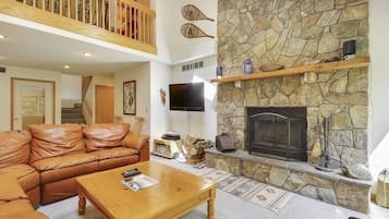 House | Living room | Flat-screen TV, fireplace, DVD player