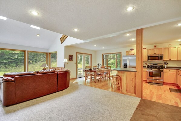 House | Living room | Flat-screen TV, fireplace, DVD player