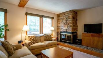 House | Living room | TV, fireplace, DVD player