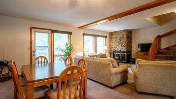 House | Living room | TV, fireplace, DVD player