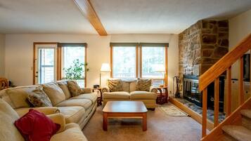 House | Living room | TV, fireplace, DVD player