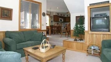 House (Brookside) | Living room | Flat-screen TV, fireplace