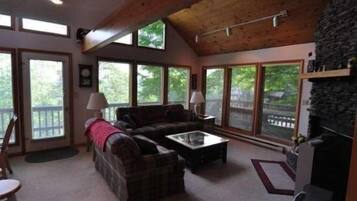 House | Living room | Flat-screen TV, fireplace, DVD player