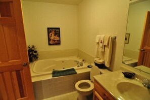 House | Bathroom - Cardinal Haus (Davis)