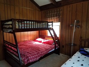 House | 4 bedrooms, desk, free WiFi, bed sheets