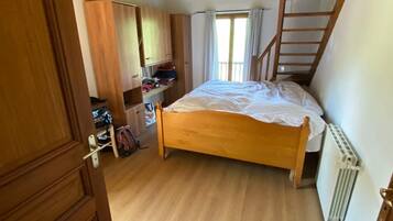 7 bedrooms, desk, iron/ironing board, free WiFi