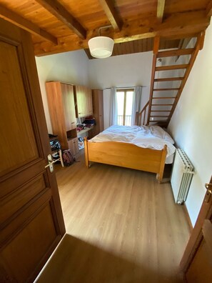 7 室のベッドルーム、デスク、アイロン / アイロン台、WiFi (無料)