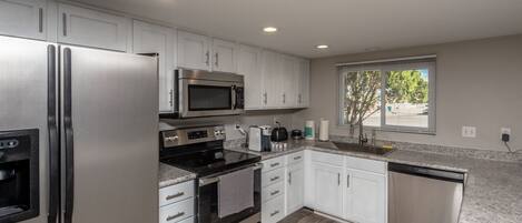 冰箱、微波炉、烤箱、炉灶