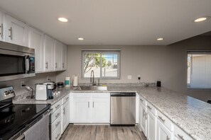 Kjøleskap, mikrobølgeovn, ovn og kokeplater