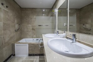 Badewanne, Haartrockner, Handtücher