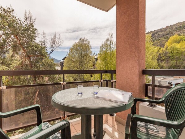 Outdoor dining - 2 rooms, parking, south balcony, near cable car - Briançon (Briançon)