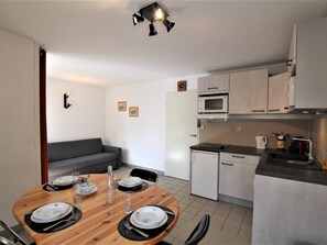 Microwave, stovetop, dishwasher, coffee/tea maker - 2 rooms, parking, south balcony, near cable car - Briançon (Briançon)