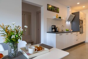 Een koelkast, een microgolfoven, een oven, een kookplaat