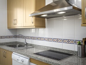 Een koelkast, een microgolfoven, een oven, een vaatwasser