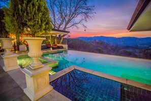 Outdoor pool, pool loungers - La Toscana Hills (Atenas)