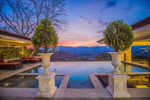 Outdoor pool, pool loungers - La Toscana Hills (Atenas)