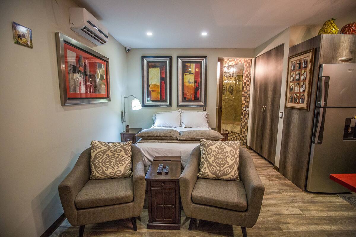 Desk, laptop workspace, iron/ironing board, free WiFi