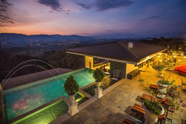 Outdoor pool, pool loungers - La Toscana Hills (Atenas)