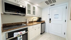 Jääkaappi, mikroaaltouuni, uuni, liesi