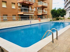 Una piscina al aire libre