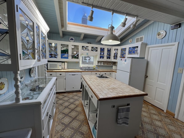Fridge, oven, dishwasher, coffee/tea maker - Absolutely fantastic, charming retreat with ocean views! (Seaside)
