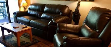 Rumah | Ruang keluarga | TV layar datar, perapian, dan pemutar DVD