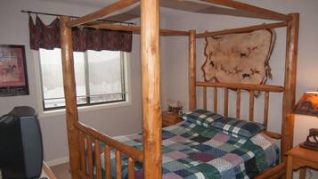 House | 2 bedrooms, desk, free WiFi, bed sheets