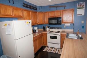 Refrigerador, microondas, placa de cocina, lavavajillas