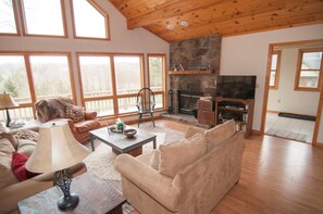 House | Living room | TV, fireplace - Buck`s Branch (Davis)