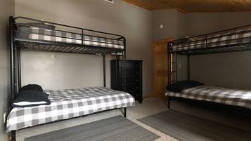 House | 4 bedrooms, desk, free WiFi