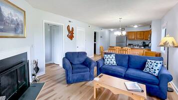 House | Living room | Flat-screen TV, fireplace, DVD player
