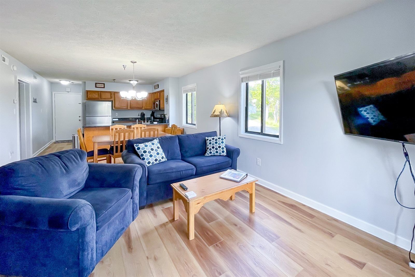House | Living room | Flat-screen TV, fireplace, DVD player