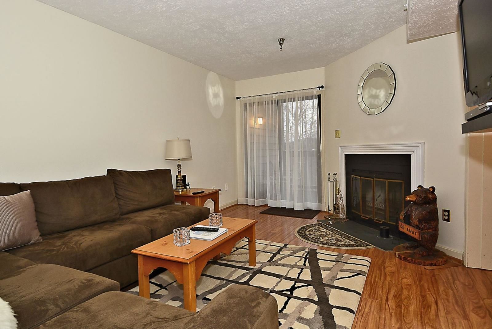 House | Living room | TV, fireplace, DVD player