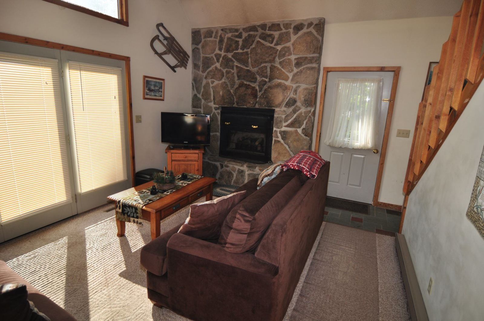 Nhà | Phòng khách | TV màn hình phẳng, lò sưởi, đầu đĩa DVD 