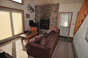 ハウス | リビングルーム | 薄型テレビ、暖炉、DVD プレーヤー
