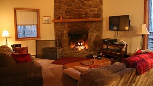 Hus | Vardagsrum | Tv, eldstad och dvd-spelare
