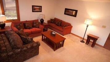 Casa | Sala de estar | Televisión, chimenea, reproductor de DVD y estéreo